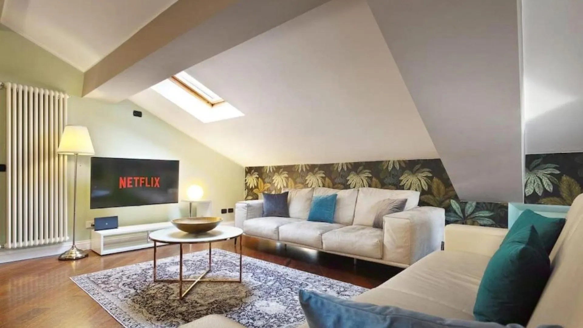 Attic In Como Center + Parking