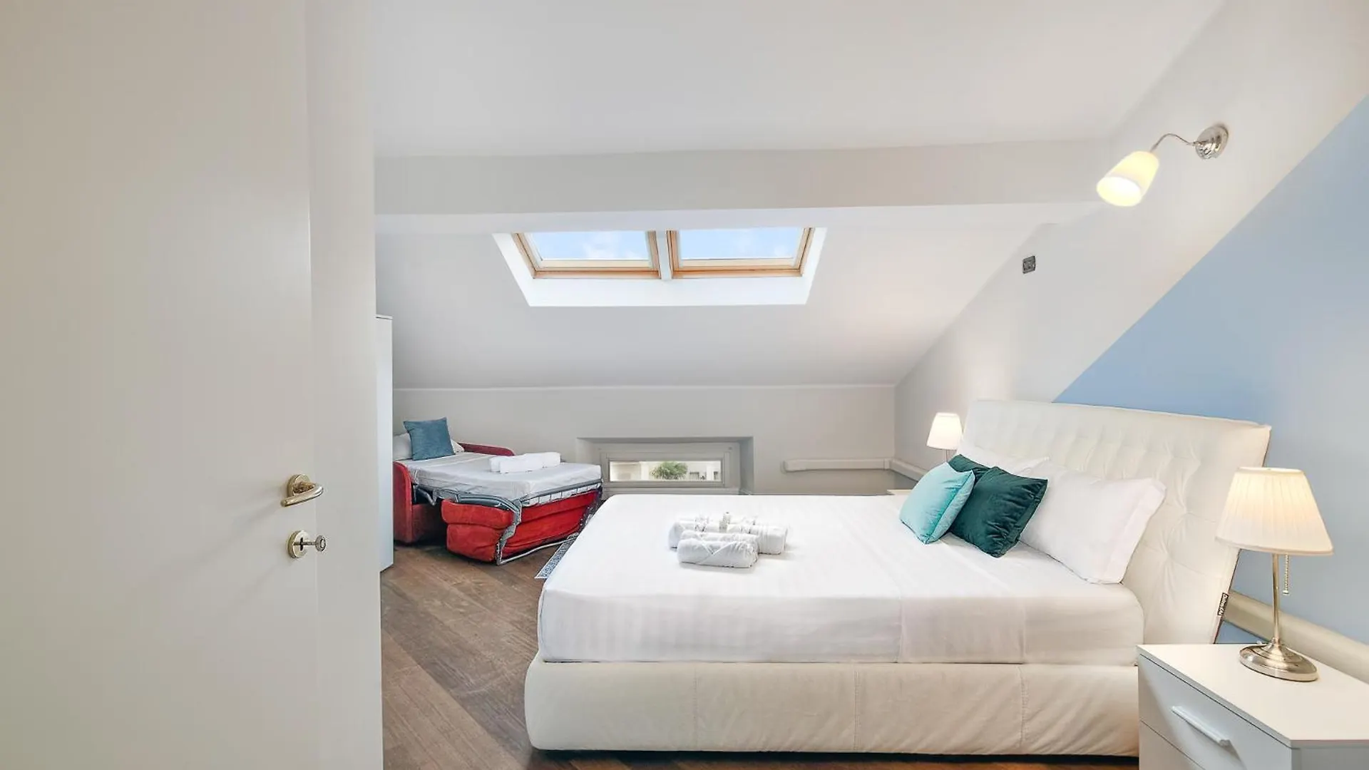 Attic In Como Center + Parking Italy