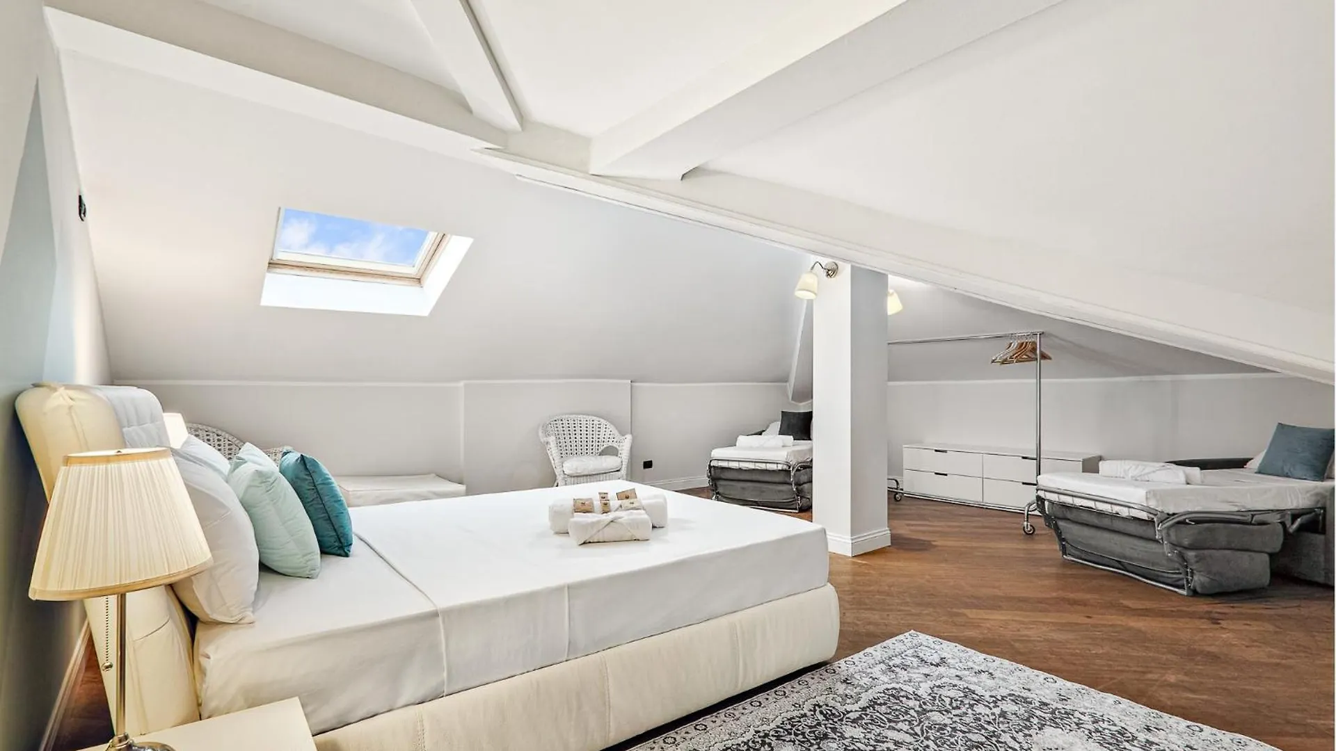 Attic In Como Center + Parking 0*,