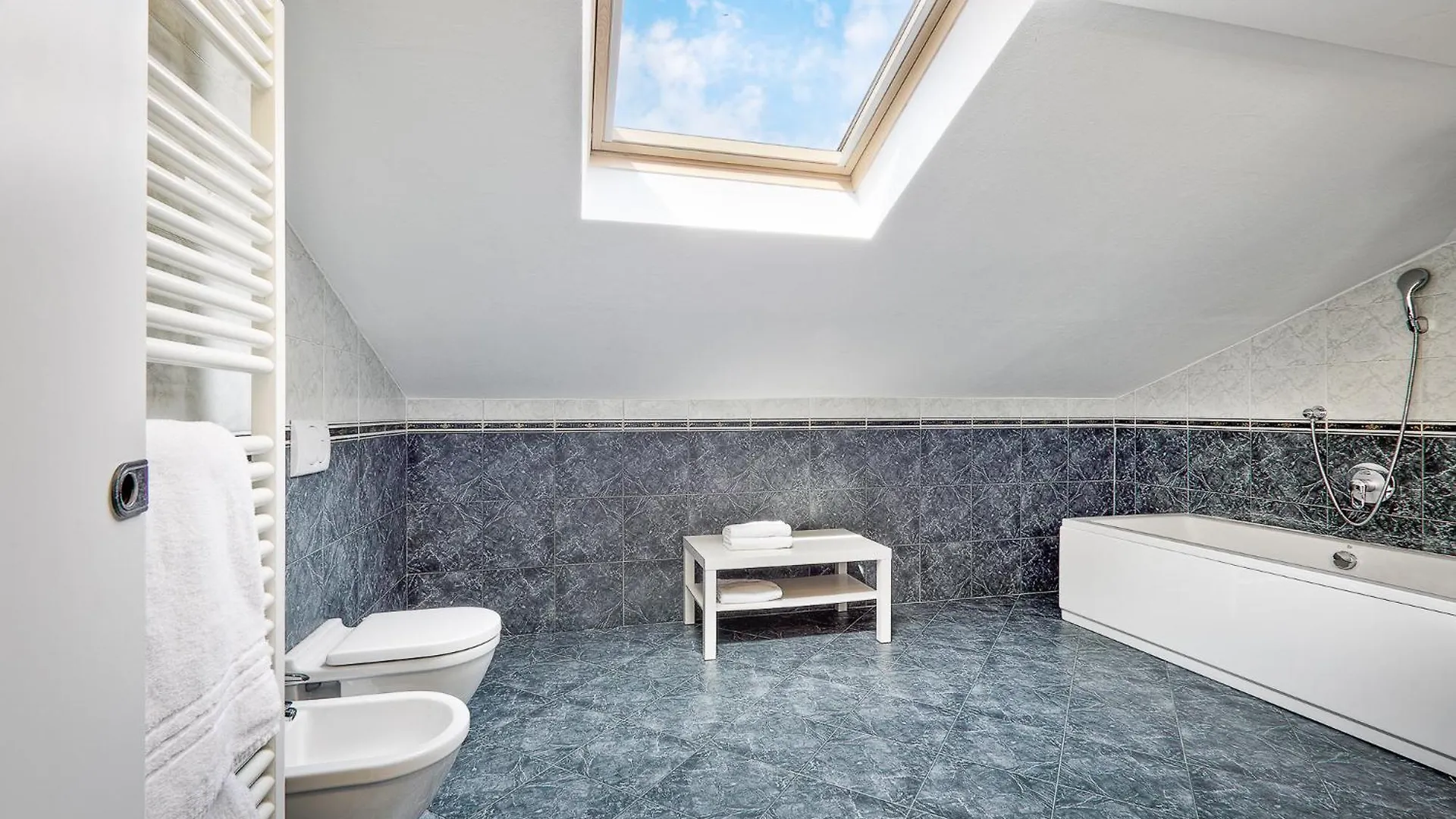 Attic In Como Center + Parking Apartment
