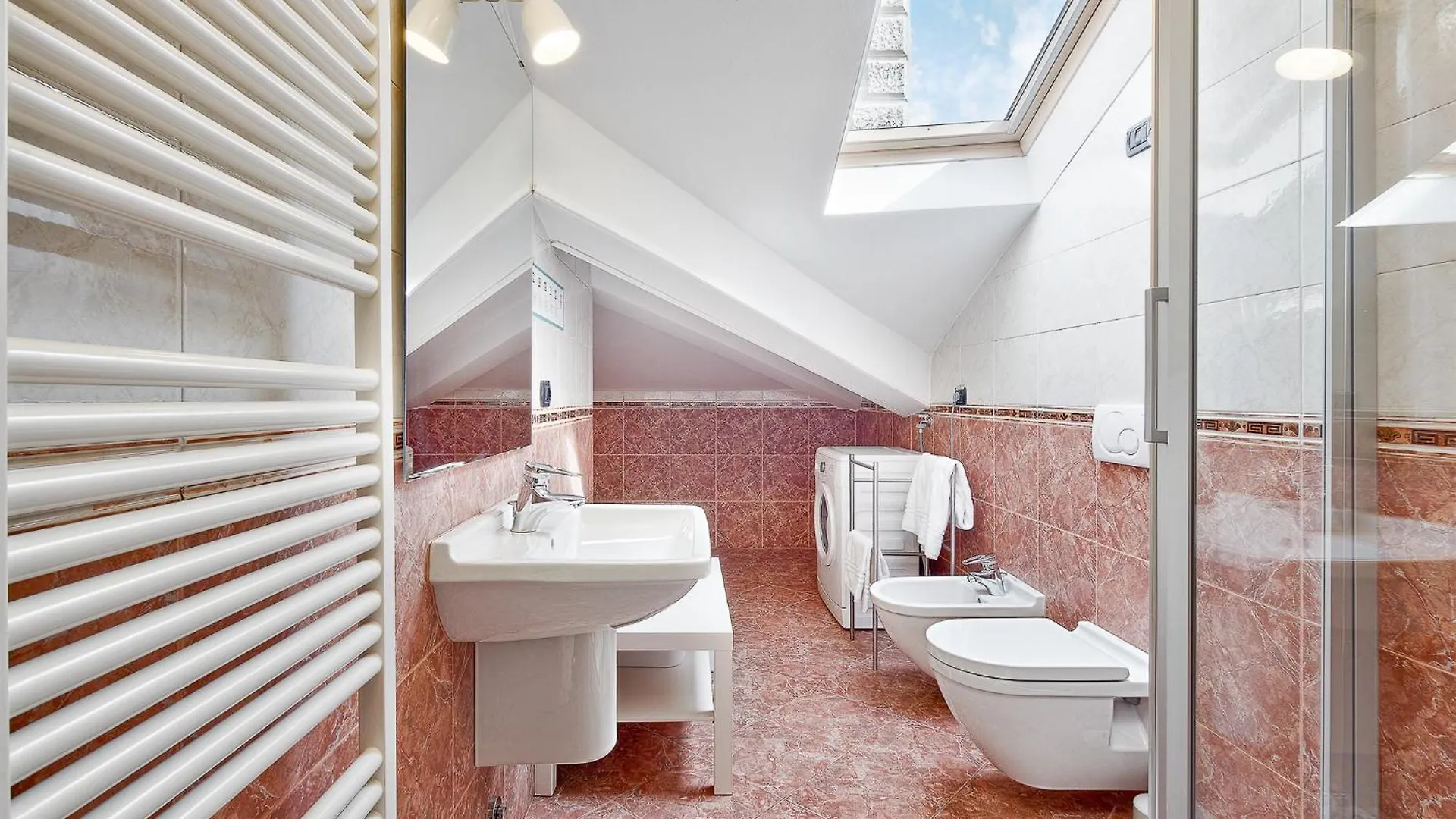 Attic In Como Center + Parking