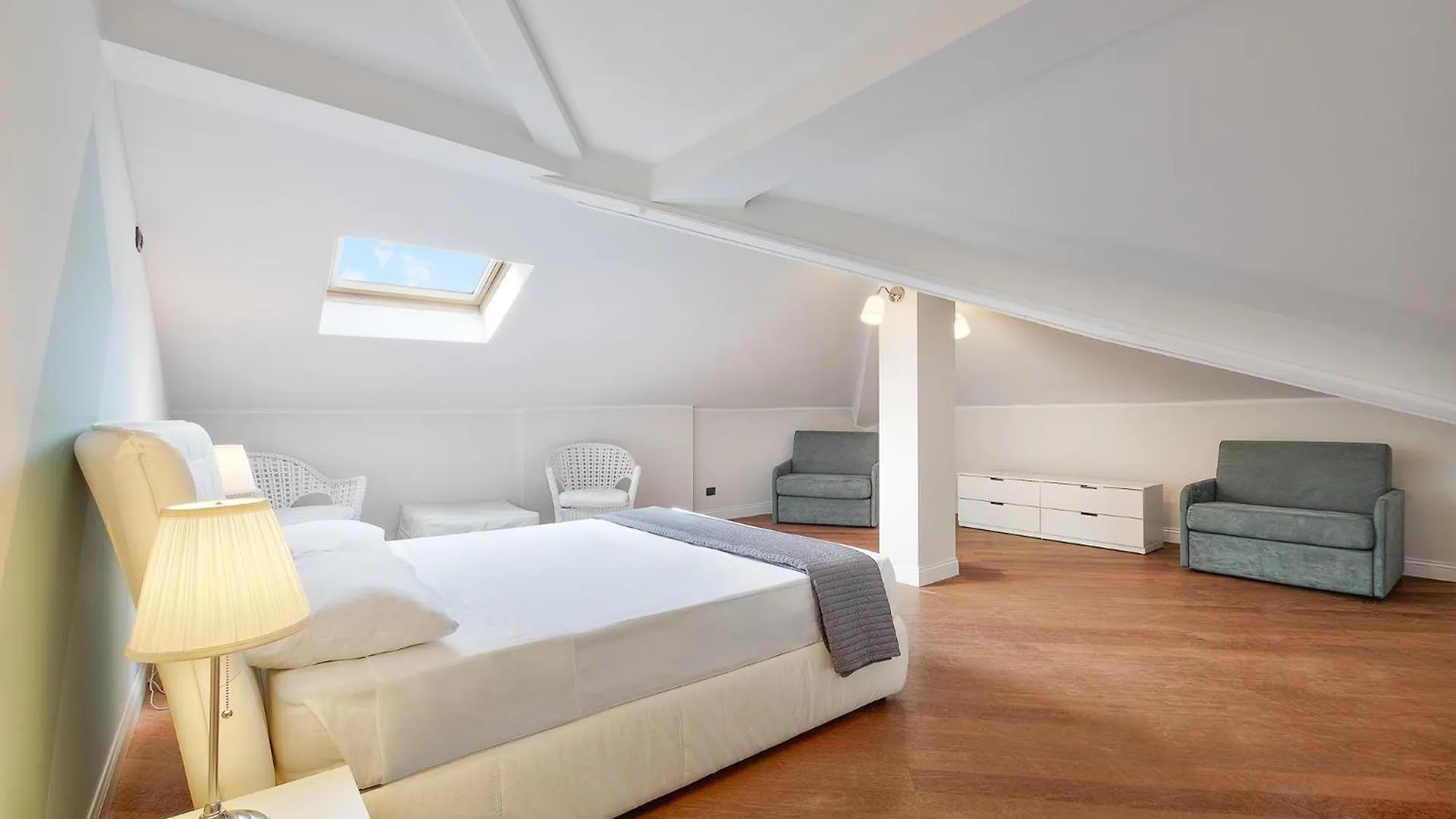 Daire Attic In Como Center + Parking