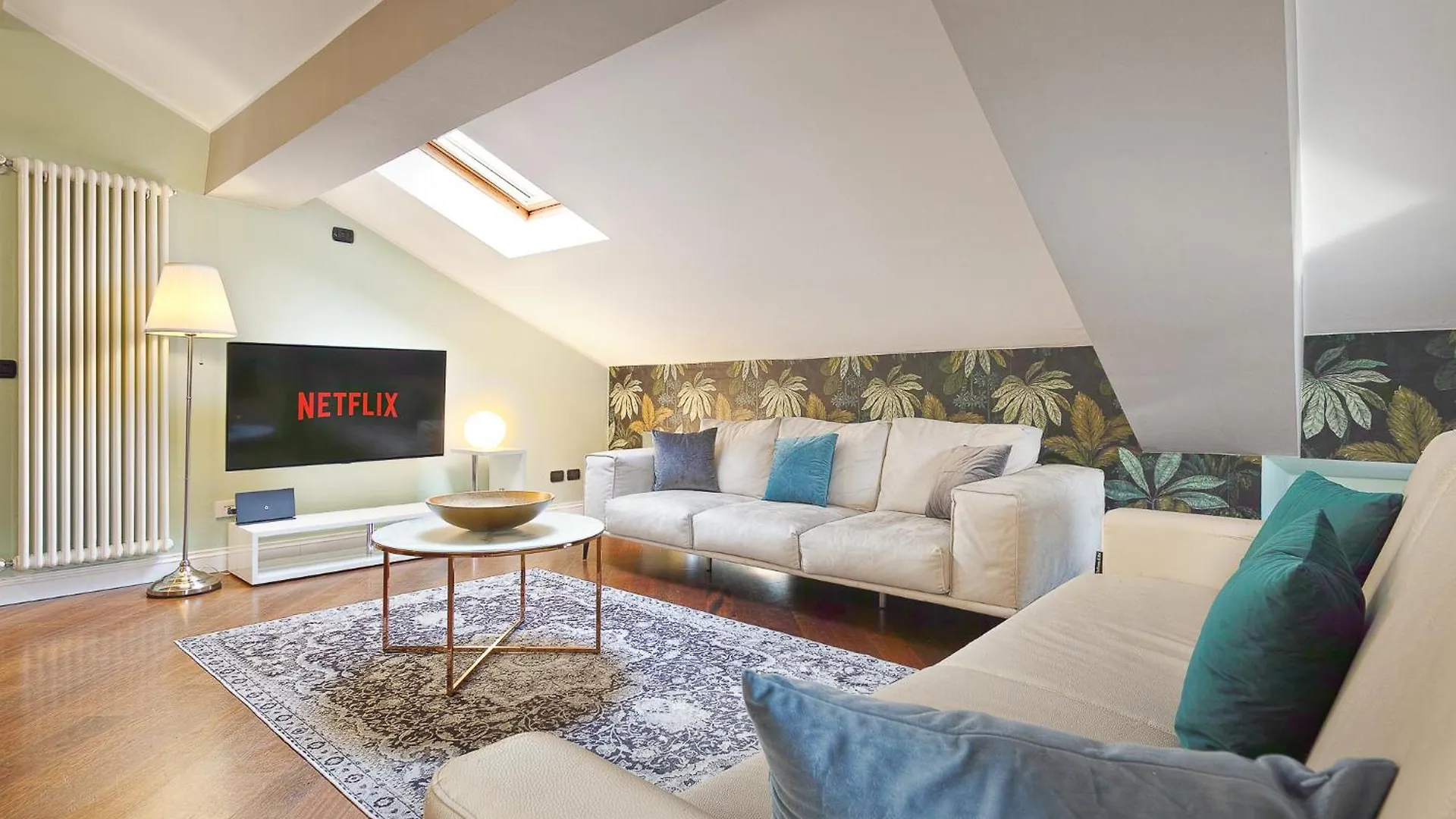 Attic In Como Center + Parking